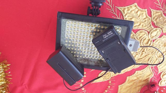 Iluminador de led com bateria e carregador para filmadoras e dslr - Foto 3