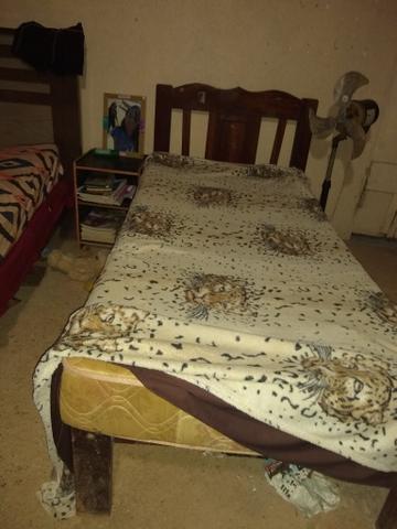 Cama com colchão solteiro
