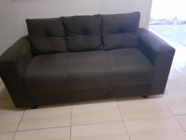 Sofá três lugares cor marrom às almofadas removidas - Foto 3