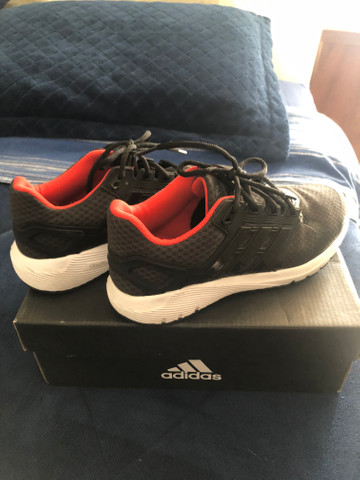 Tênis adidas muito novo número 38