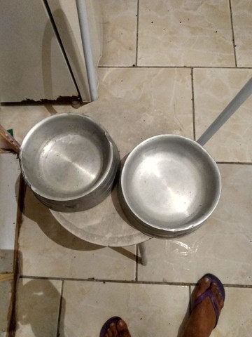 Vendo 2 pote de comida e água pra cachorro eu quero 50 reais nos 2 - Foto 3