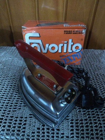 Ferro anos 60 na caixa , nunca usado !!!