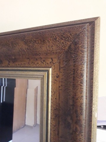 Espelho grande bisotado com moldura de madeira