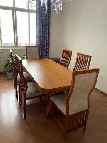 Mesa de jantar de madeira com 6 cadeiras