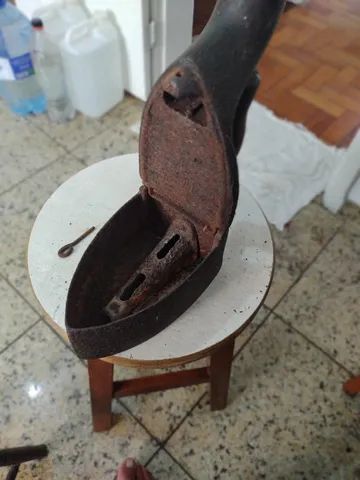 ferro de passar roupa à carvão 