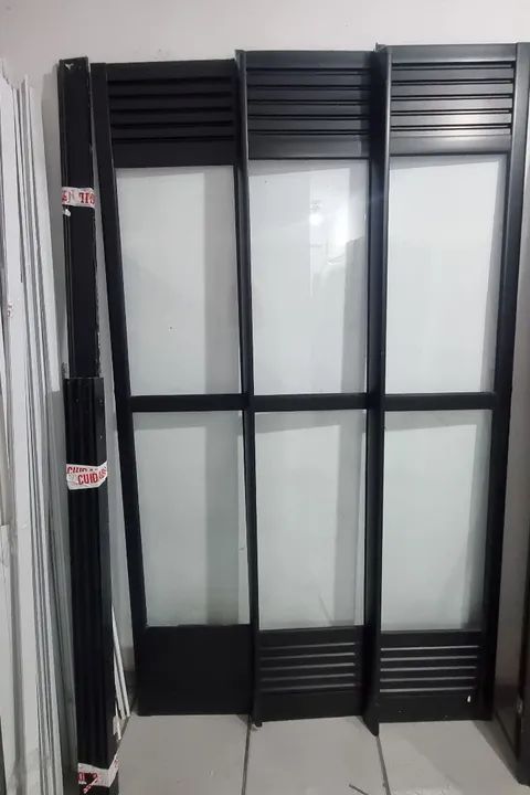 Porta de Alumínio com Vidro - 3 Folhas