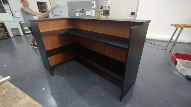 Balcão de recepção em L canelado Vertical preto e amadeirado  - Foto 2