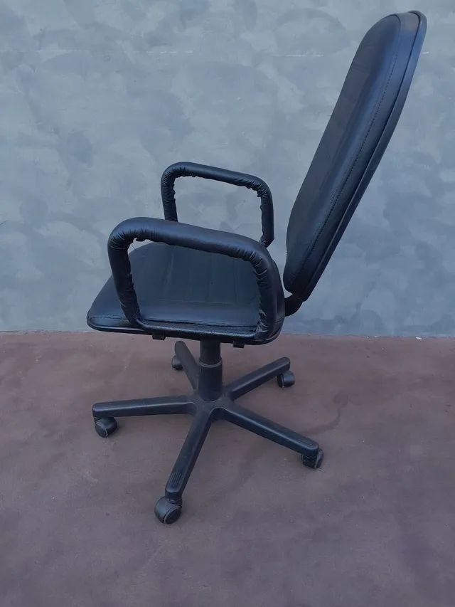 CADEIRA GIRATÓRIA, LEIAM: