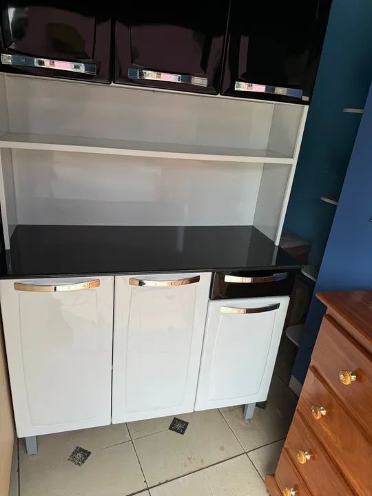 Armário de Cozinha Branco com Tampo Preto - Foto 3