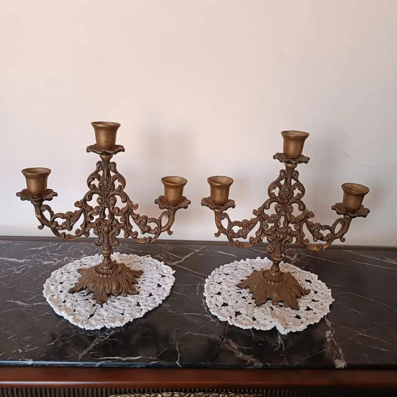 Par de Candelabros Antigos em Bronze