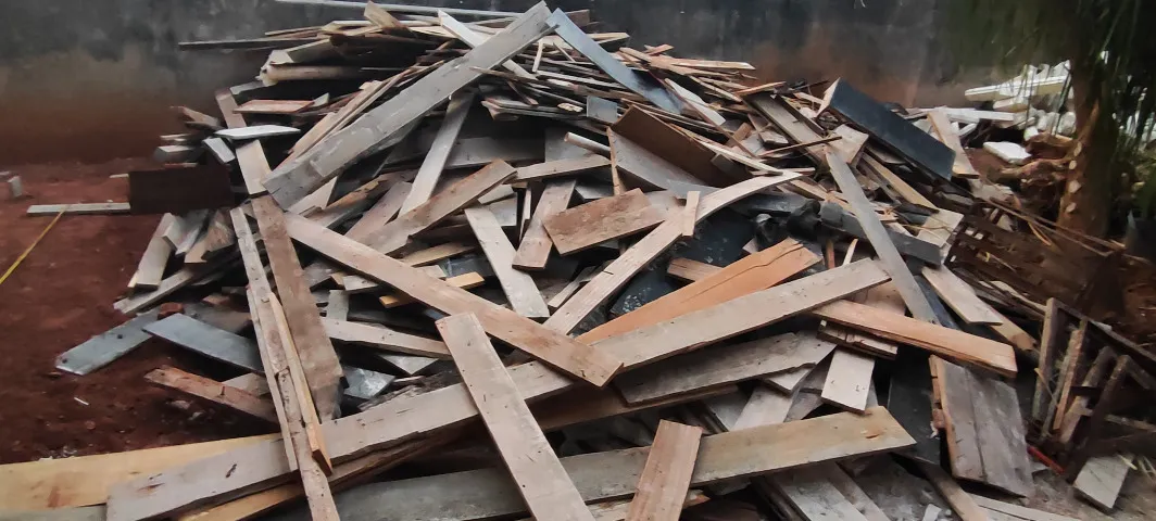 tábuas de pinus de construção usada