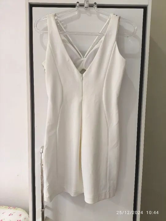 Vestido branco com detalhes em pedraria - Foto 2