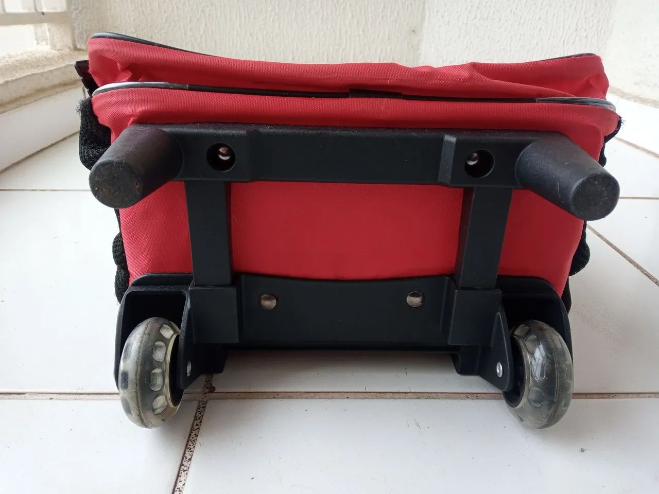 Mochila do Michey de Rodinha em bom estado - Foto 4