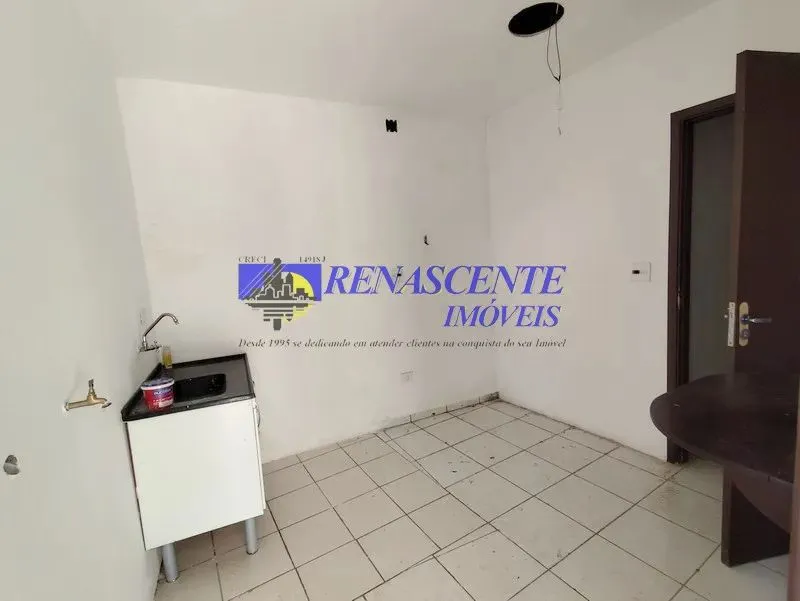 Quarto e cozinha em ótima localização.