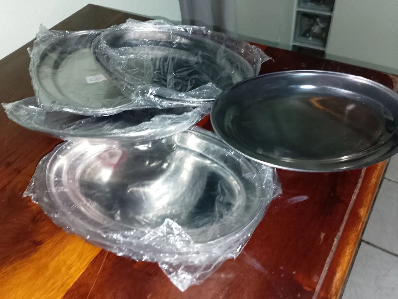 12  travessas de inox  novas , sem uso , tamanho médio. - Foto 2