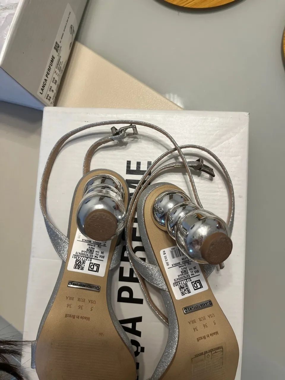 Sandália Lança Perfume Prateada  tem uma 35 e uma 34 - Foto 3