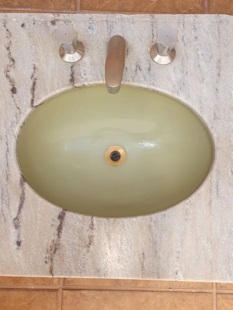 Pia de mármore com torneiras Celite - Foto 4