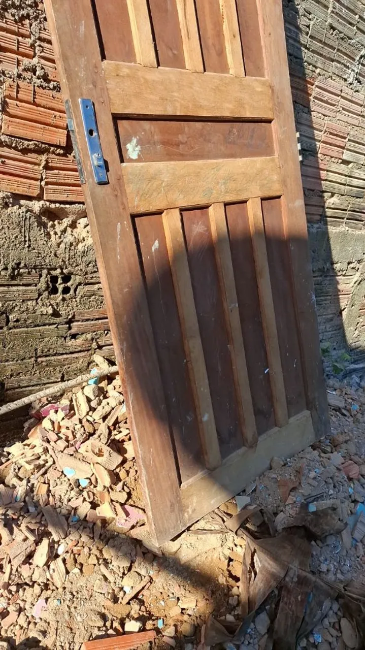 Porta de madeira maciça