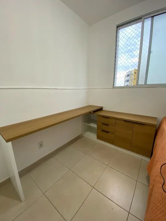 Mesa de escritório em L (MDF branco e freijó)