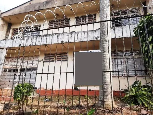 Casa em Porto Alegre, no bairro Cristal, com 4 dormitório(s), e 4 banheiros, à venda.