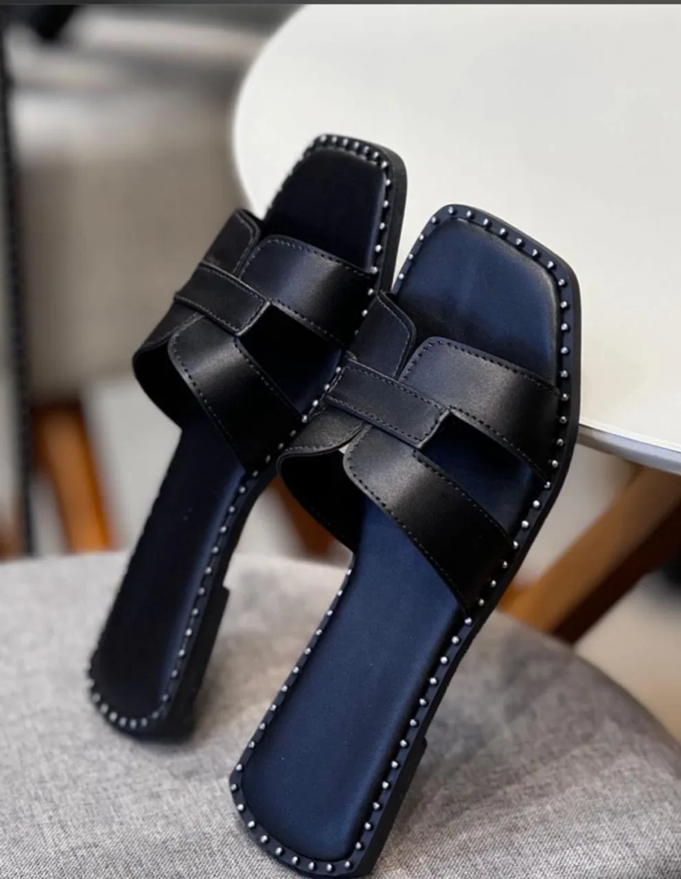 Sandálias Femininas Elegantes com Detalhes em Studs