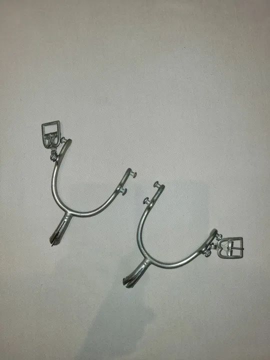 Par de esporas em alpaca