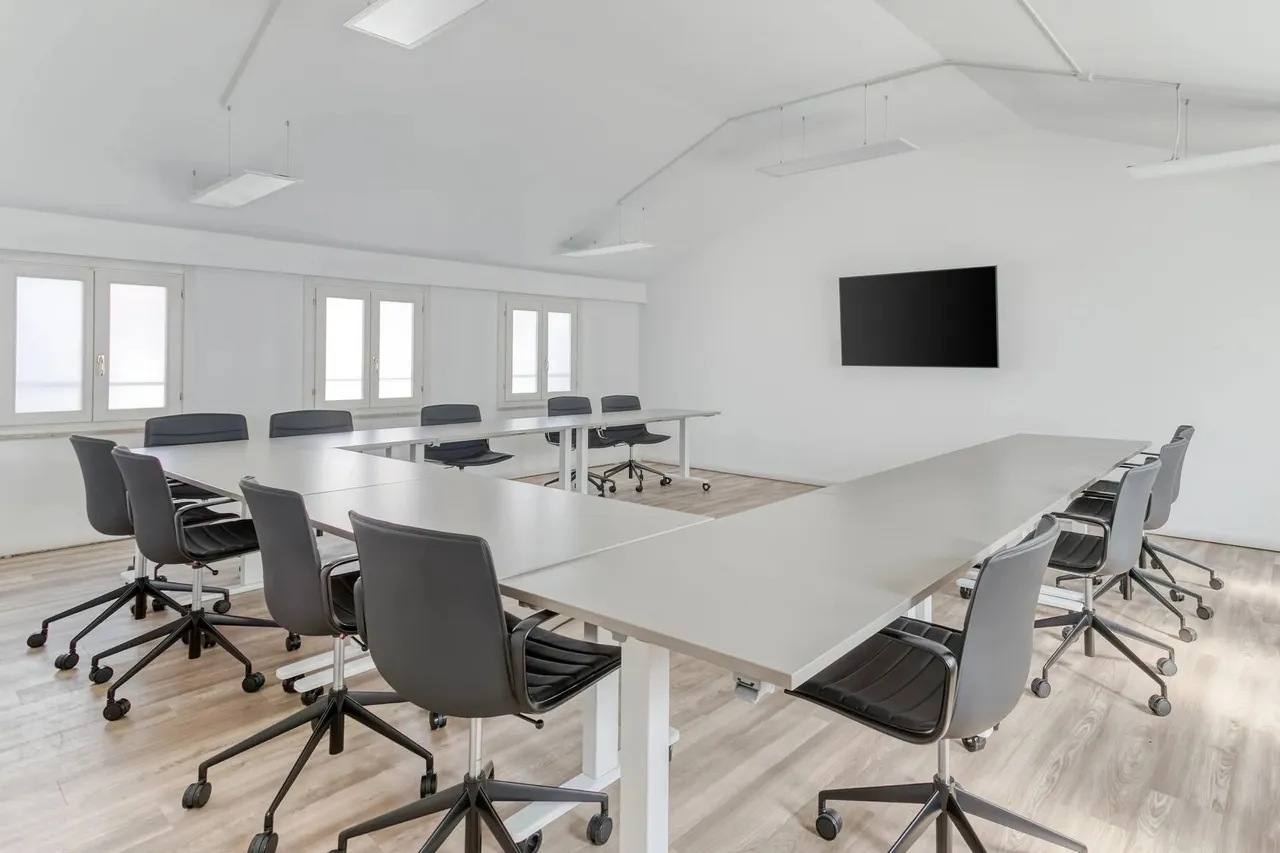 Reserve um escritório em espaço aberto para empresas de todos os tamanhos no Cascavel, Cen