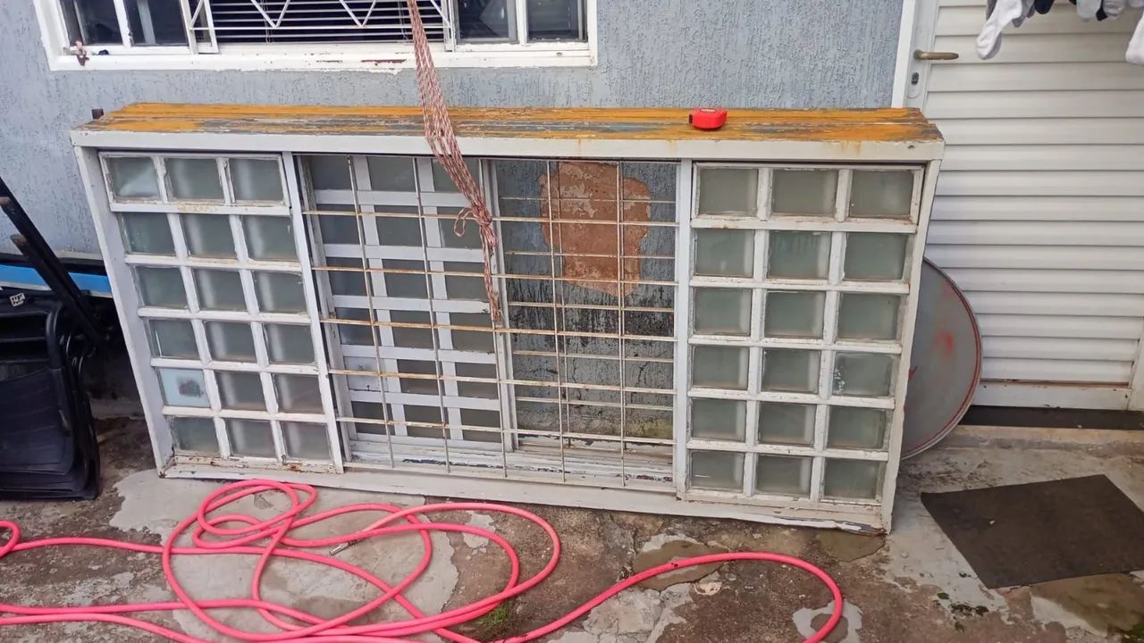 Uma janela de ferro 1 metro de altura por 2 de comprimento 
Valor cada 450,00