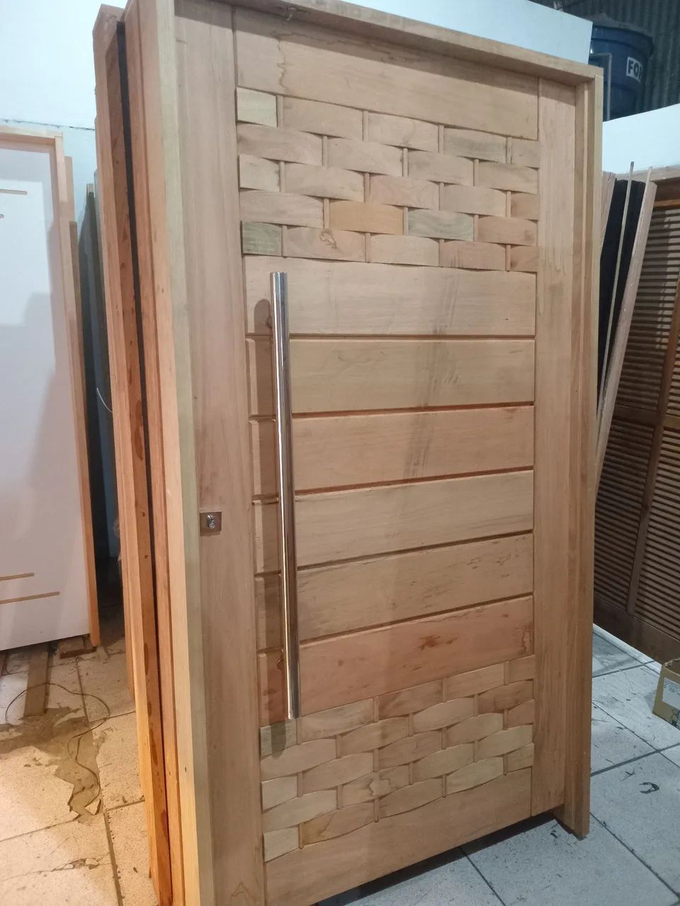 Porta pivotante 118x214 madeira eucalipto rosa 