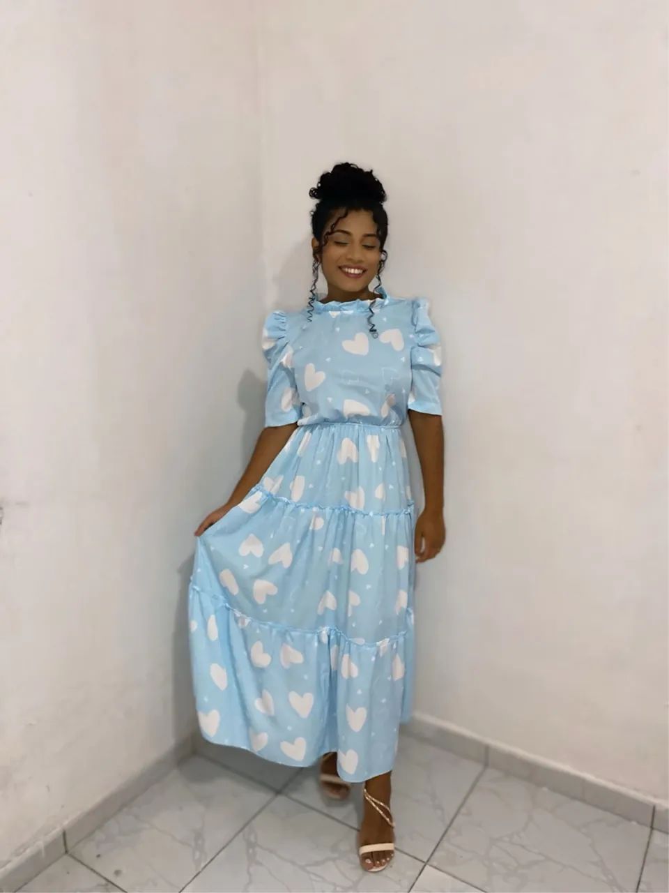 Vestido azul estampado com corações