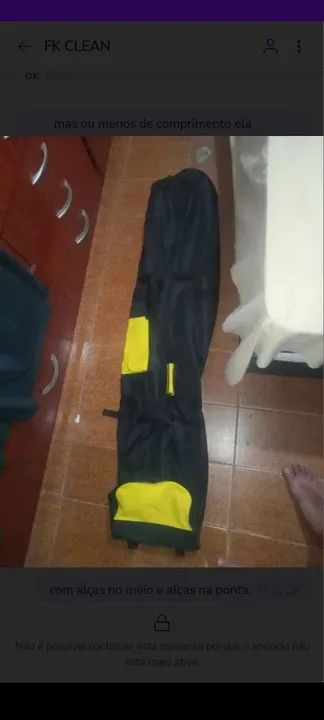 Bolsa de viagem preta com detalhes amarelos