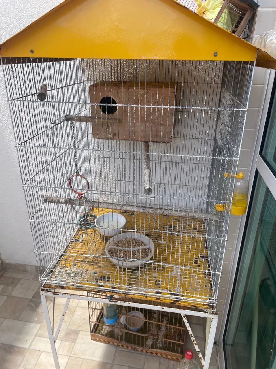 Gaiola de pássaros grande amarela