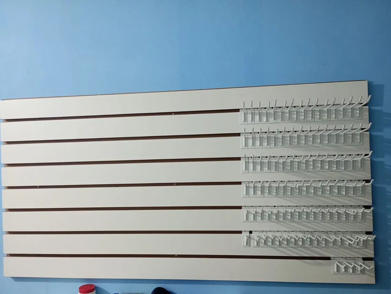 Painel canaletado com ganchos