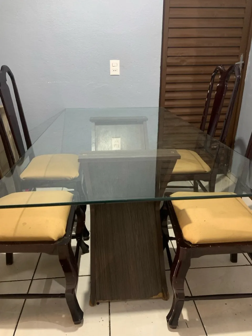 Mesa de jantar com tampo de vidro e 4 cadeiras