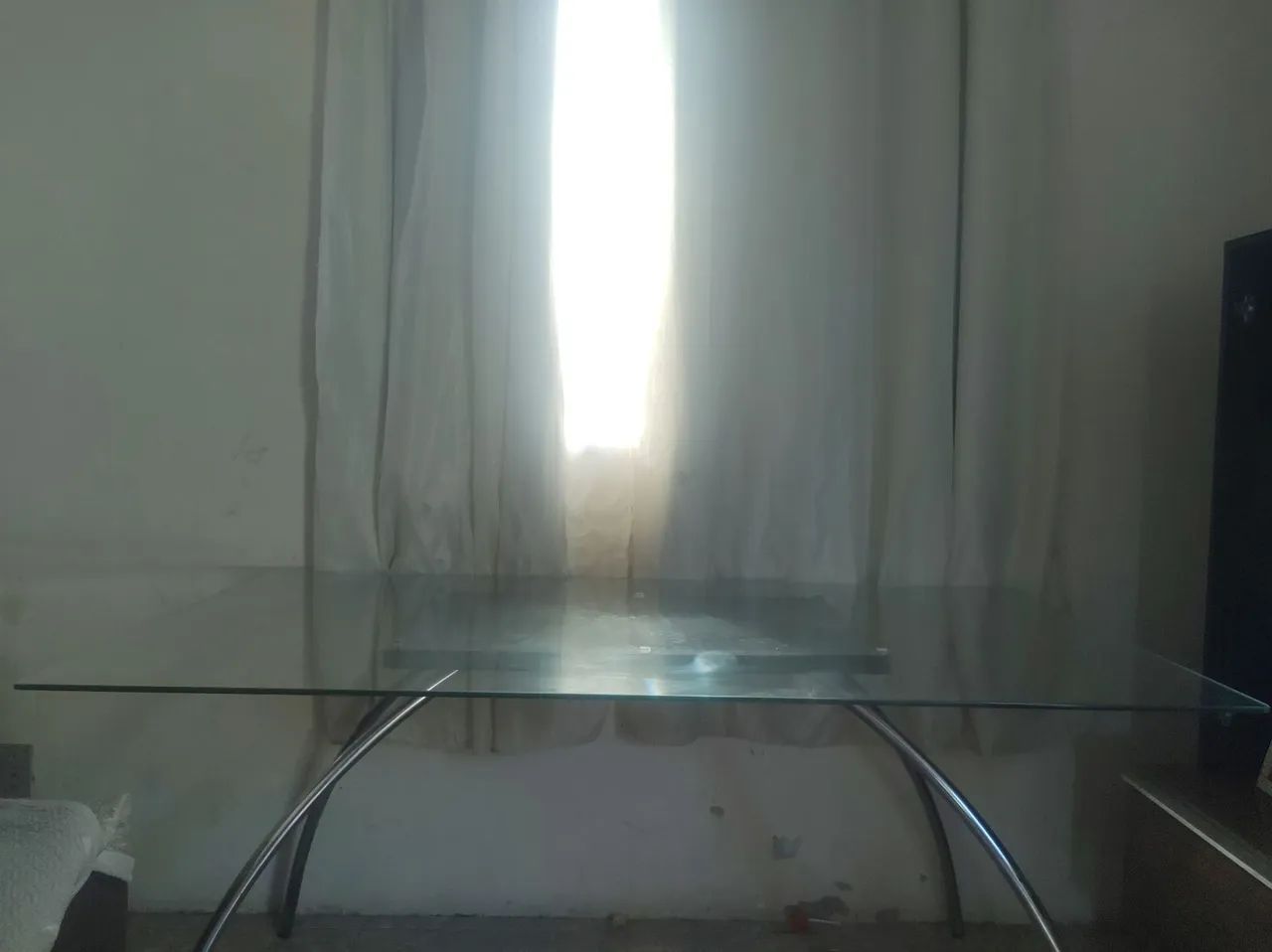 Mesa de vidro, com o conjunto de 6 cadeiras brancas  - Foto 2