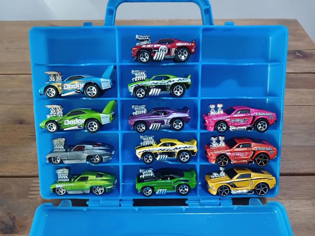 Maleta Hot Wheels com 12 Carrinhos Tooned Hot Wheels