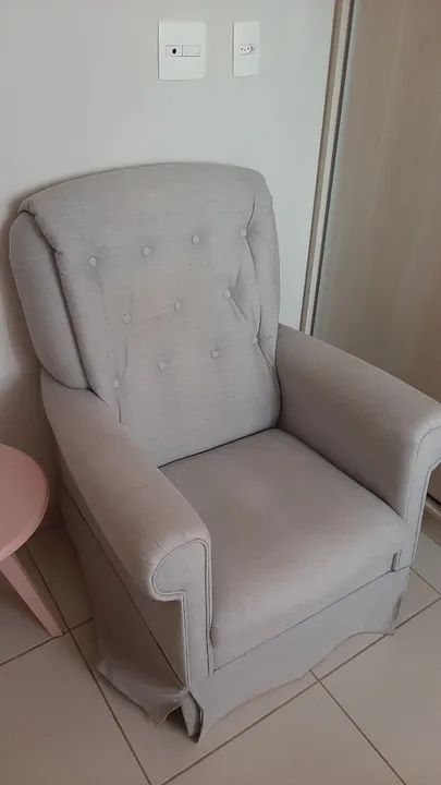 Poltrona de amamentação em linho cinza