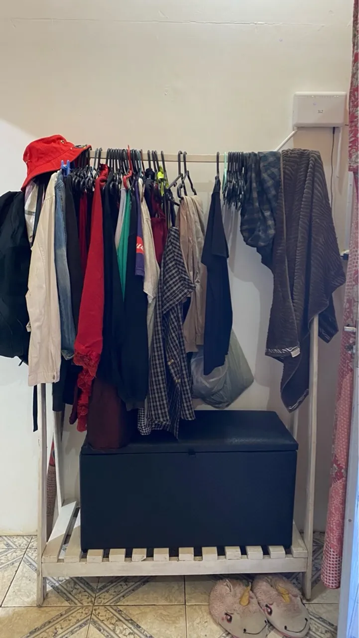 Arara de madeira para roupas