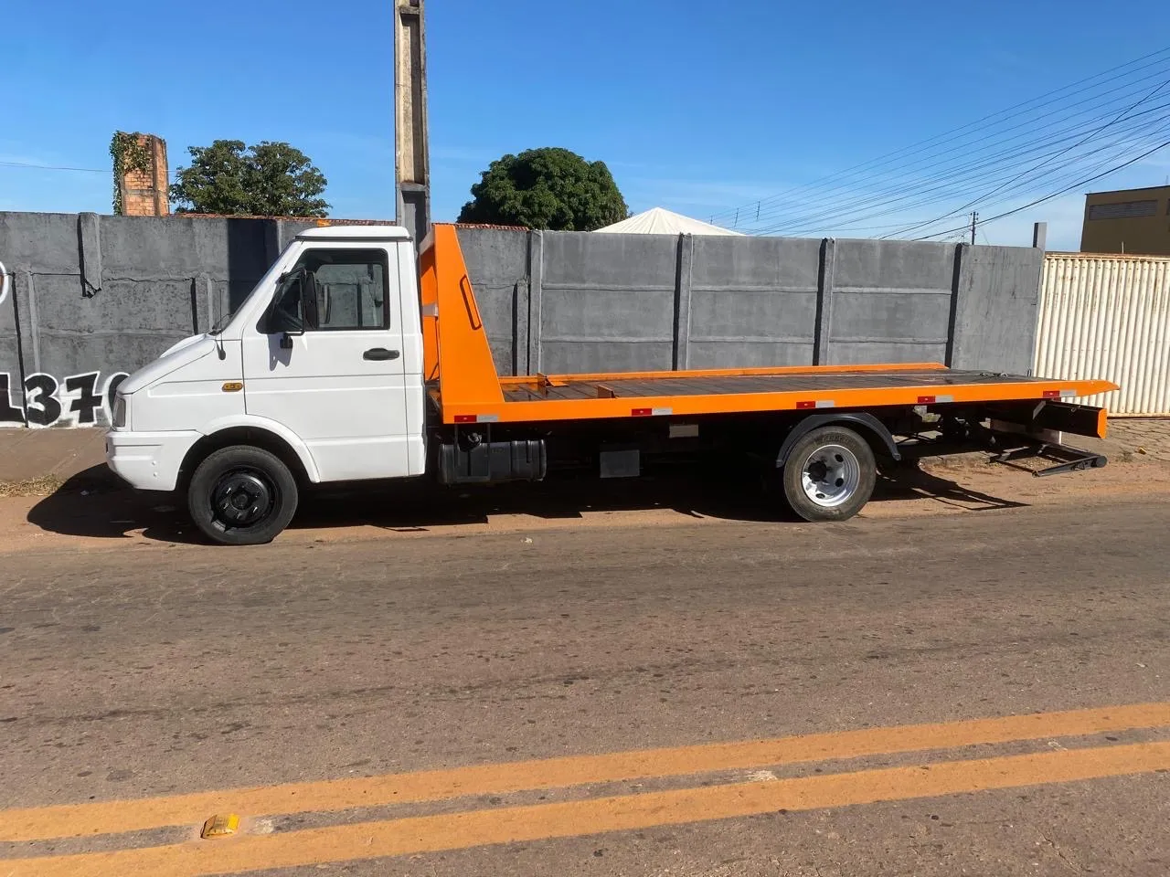 Caminhão Plataforma - Pronto para o Trabalho!