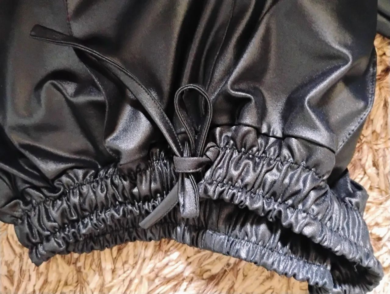 Calça Jogger Preta Brilhante - Foto 4