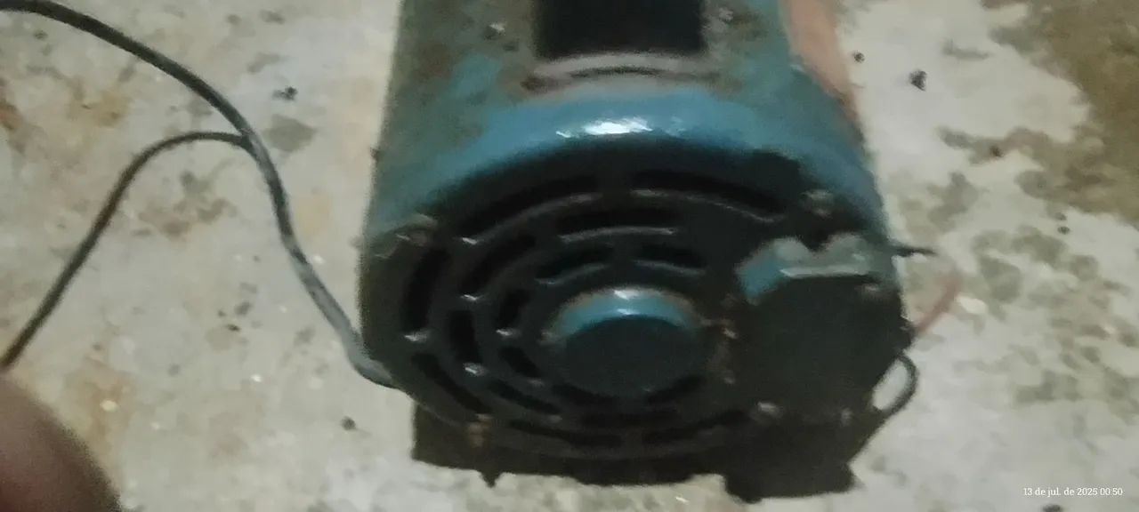 Bomba d'água funcionando 64962671268481123