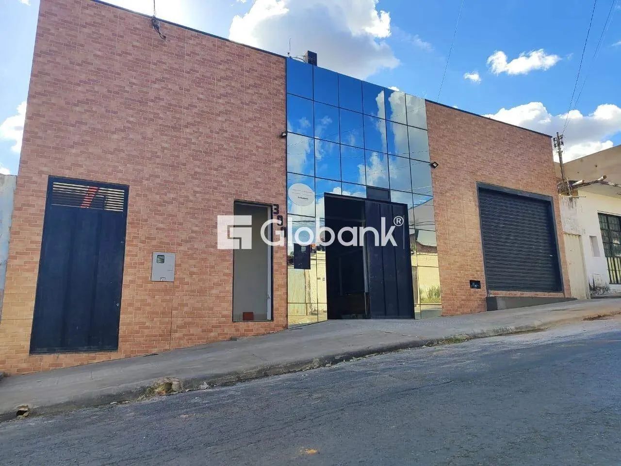 Imóvel completo, versátil e pronto para atender diferentes necessidades!