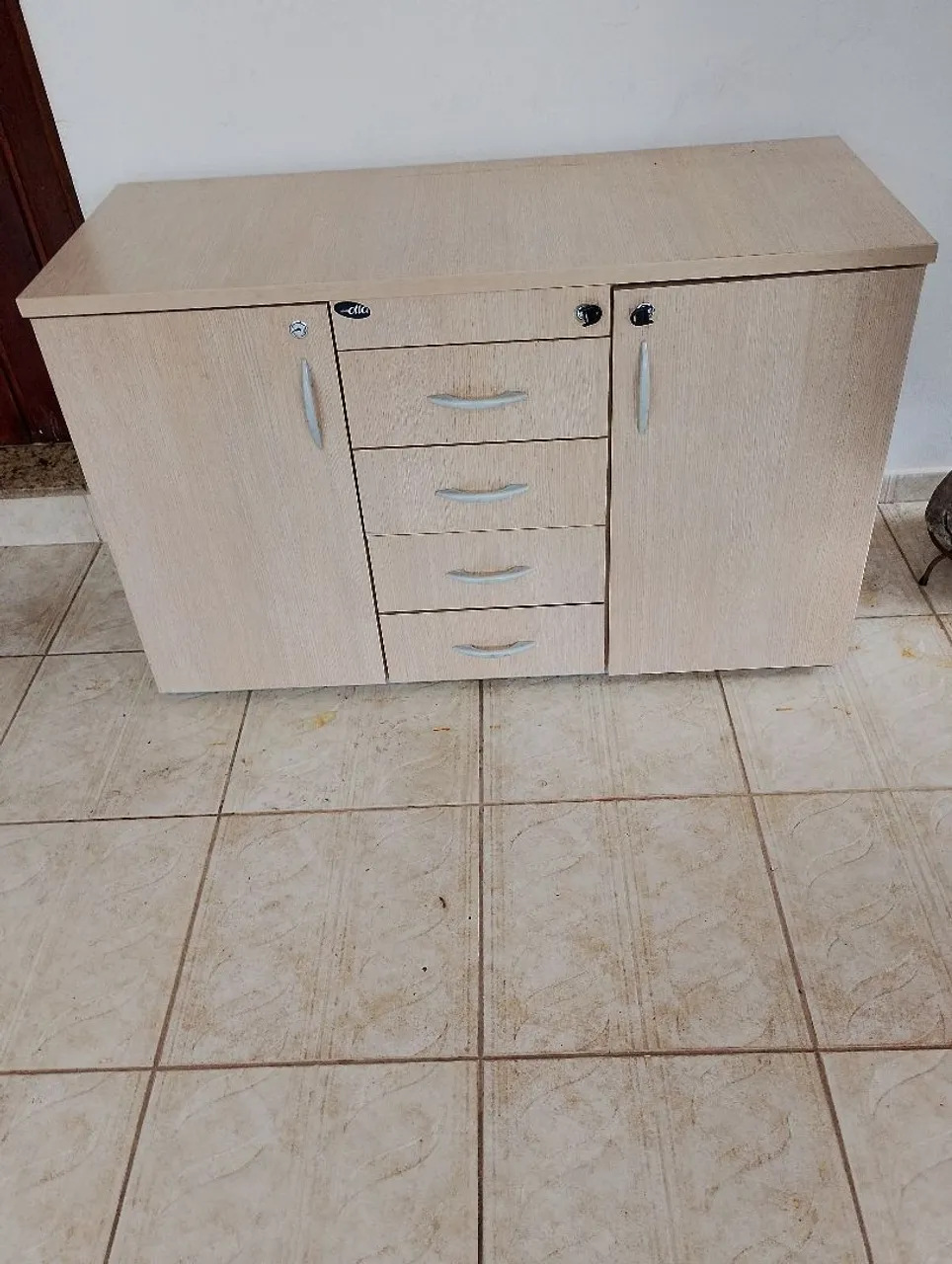 Armário de escritório com gavetas e portas