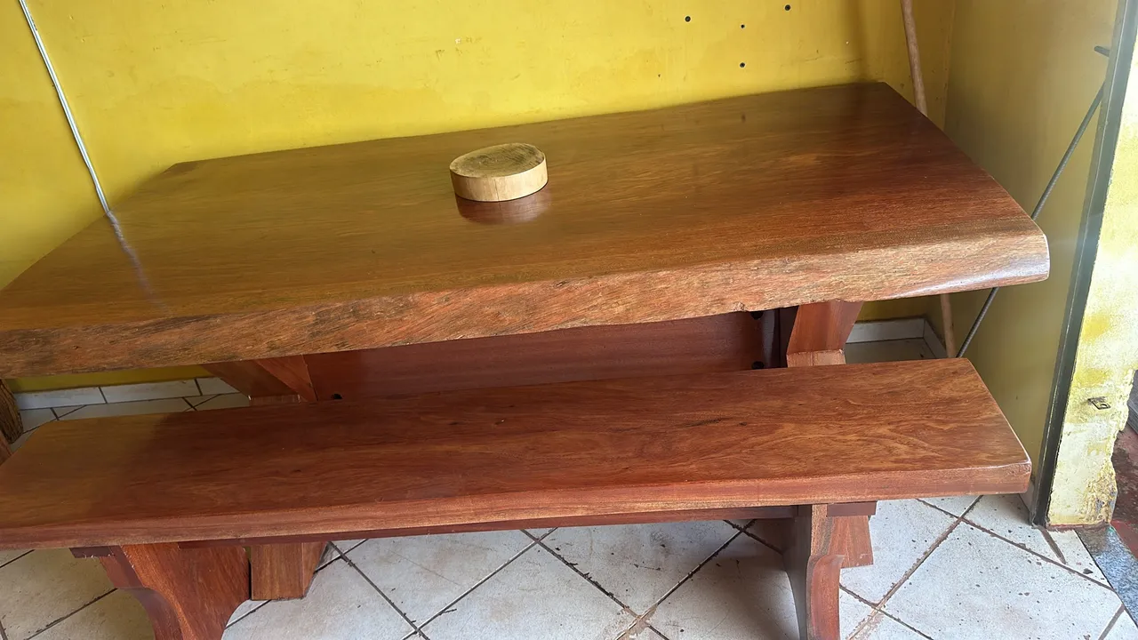 Mesa de Jantar de Madeira Maciça