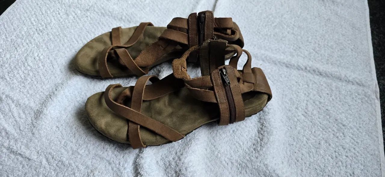 Sandálias de Couro Marrom AYE-AYE- Conforto e Estilo - Foto 2