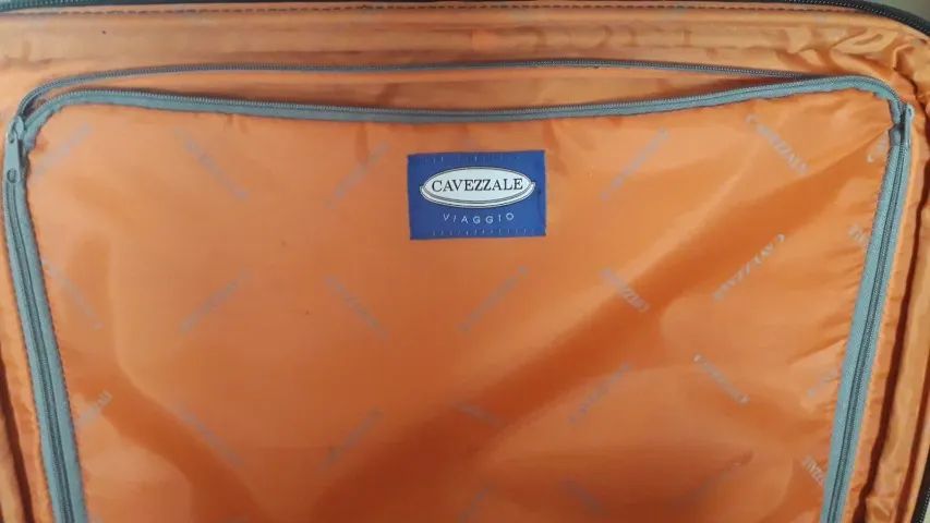 Mala de viagens Cavezzale com rodinhas cor preta usada e conservada  - Foto 5