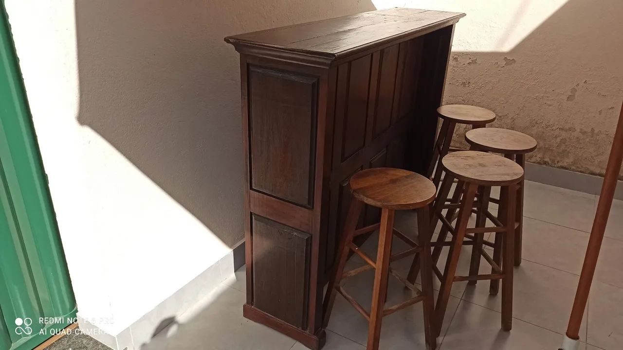 Barzinho de madeira com banquetas. - Foto 5