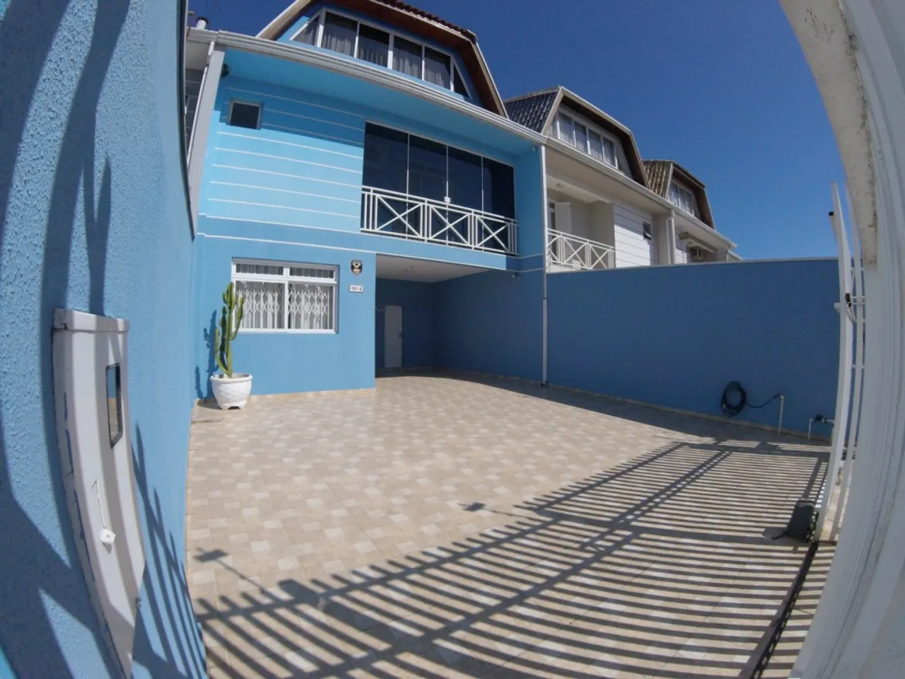Sobrado com 3 quartos para alugar por R$ 3000.00, 165.00 m2 - UBERABA - CURITIBA/PR