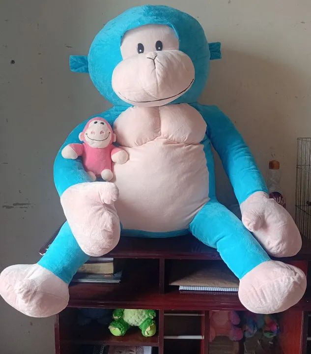 PELUCIA GIGANTE 1 METRO E 23 CM - Macaco Azul e Macaco rosa de 16 cm