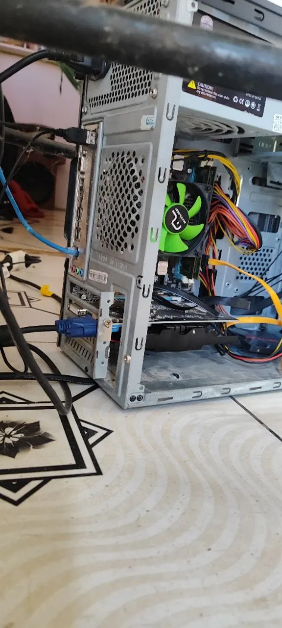 Computador para jogos e estudos , valor 1300, aceito cllr como parte do pagamento. INT pv